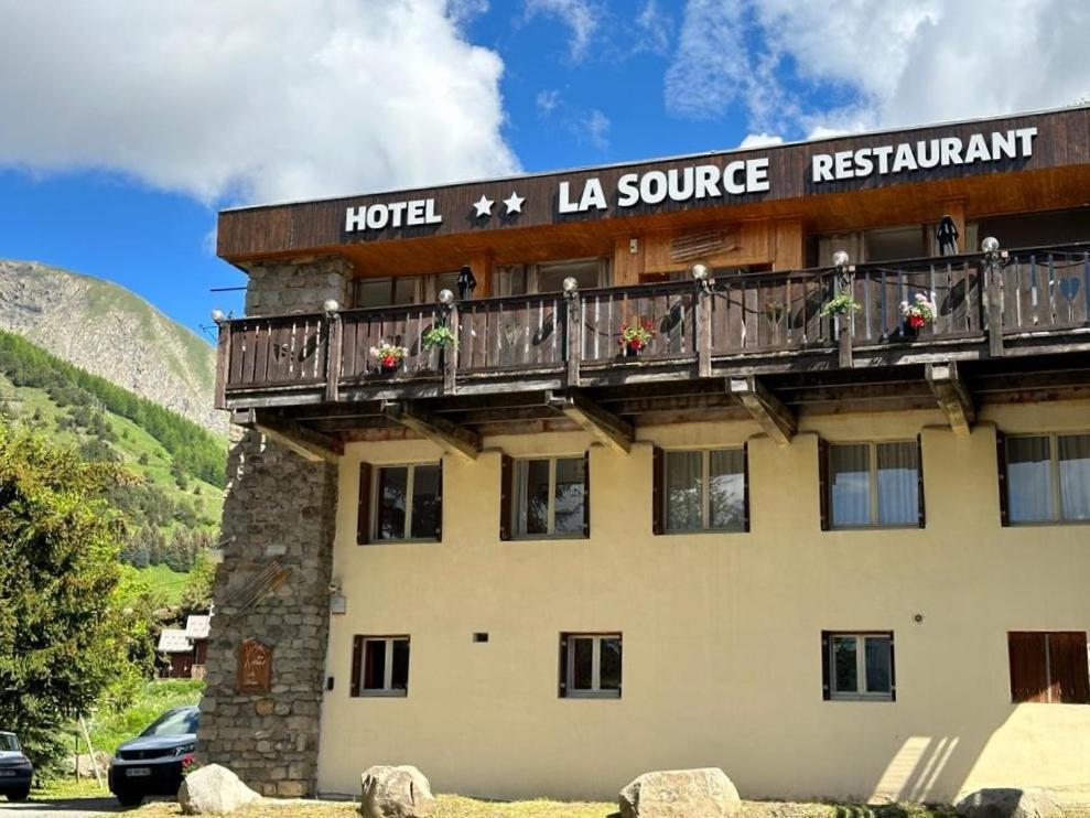 Hotel Restaurant La Source ラ・フー エクステリア 写真